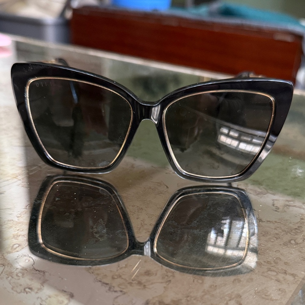 Diff Eyewear Cat-Eye Sunglasses in Black and Gold polarized Becky-IV polarizes - Picture 13 of 13